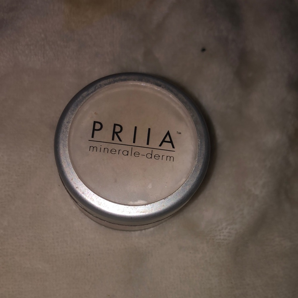 UNUSED Loose powder makeup by Priia